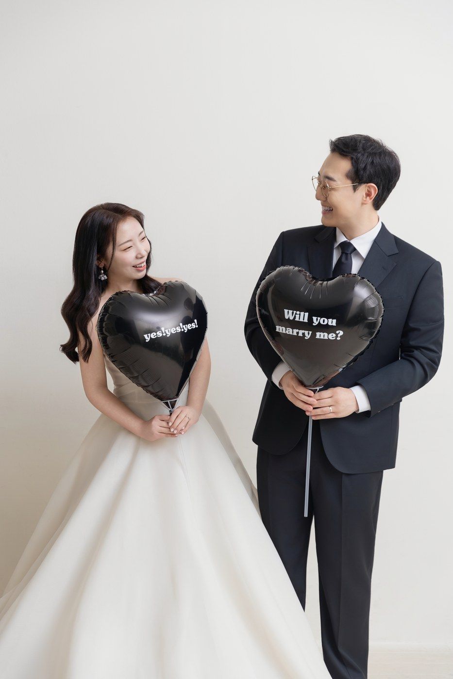 yes 풍선을 들고 웃는 신부